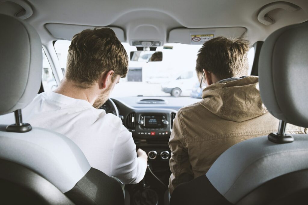 Begeleider en kandidaat-bestuurder in een auto