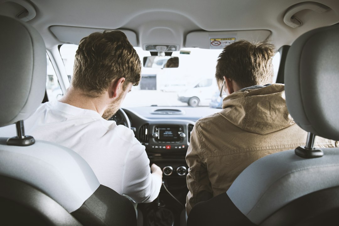 Begeleider en kandidaat-bestuurder in een auto